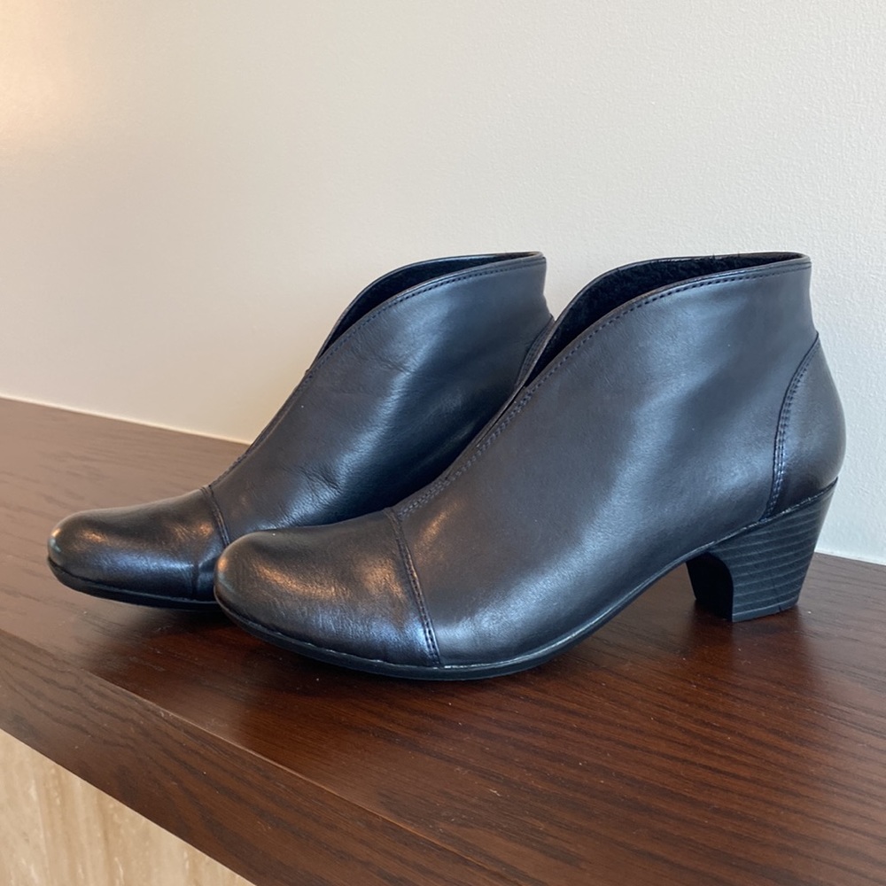 Brand New Rieker black leather ankle boots size 37 EUR (fits like size 7 US)
